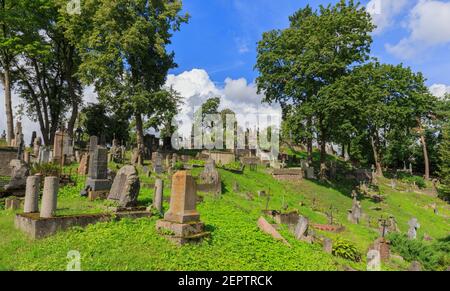 Vilnius,LITUANIE-AOÛT 22, 2017:Cimetière Old Rasos situé à Vilnius avec de vieilles tombes en premier plan, Vilnius, Lituanie, Europe Banque D'Images