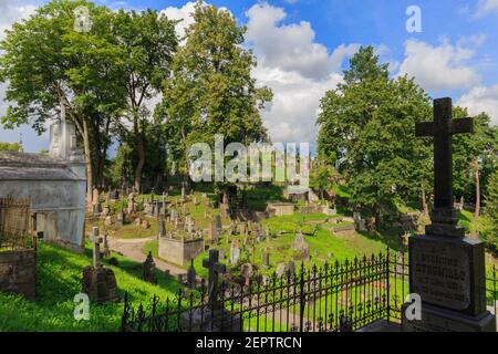 Vilnius,LITUANIE-AOÛT 22, 2017:Cimetière Old Rasos situé à Vilnius avec de vieilles tombes en premier plan, Vilnius, Lituanie, Europe Banque D'Images