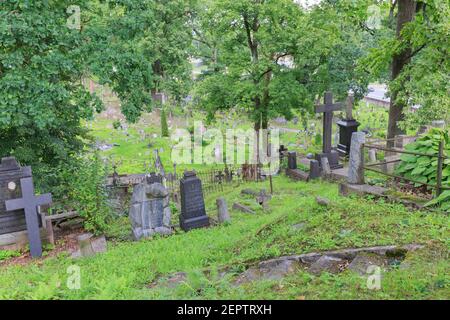 Vilnius,LITUANIE-AOÛT 22, 2017:Cimetière Old Rasos situé à Vilnius avec de vieilles tombes en premier plan, Vilnius, Lituanie, Europe Banque D'Images