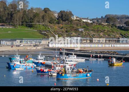 Lyme Regis, Dorset, Royaume-Uni. 28 février 2021. Météo au Royaume-Uni: Bateaux de pêche aux couleurs vives dans le port de la station balnéaire de Lyme Regis un matin de soleil de printemps et ciel bleu clair. Credit: Celia McMahon/Alamy Live News Banque D'Images