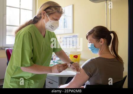 Apolda, Allemagne. 28 février 2021. EVA Diener (r), une employée de l'école maternelle, reçoit de Sylvia Baumbach, au centre de vaccination d'Apolda, sa vaccination Corona avec le médicament d'AstraZeneca. Au total, 5350 employés des écoles primaires et spéciales ainsi que des maternelles devraient recevoir aujourd'hui leur première vaccination Corona dans les centres de vaccination de Thuringe. Credit: Michael Reichel/dpa-Zentralbild/dpa/Alay Live News Banque D'Images