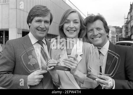 Photo de dossier datée du 23/05/1983 des trois étoiles de la longue série télévisée 'Coronation Street' à Londres avec leur prix spécial, reçu aux PYE Television Awards à l'hôtel Hilton. (De gauche à droite) William Roache, qui joue Ken Barlow, Anne Kirkbride, qui joue son épouse Deidre et l'acteur Johnny Briggs qui joue Mike Baldwin. Johnny Briggs est mort dimanche à l'âge de 85 ans après une longue maladie, a déclaré sa famille. Date d'émission : dimanche 28 février 2021. Banque D'Images