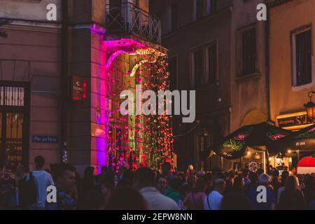 Lublin, Pologne - 1er juin 2019 : rue Grodzka surpeuplée pendant la nuit de la culture (NOC Kultury) dans la vieille ville Banque D'Images