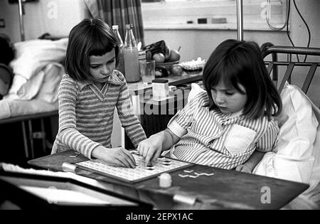 Hôpital Ward Cardiff pour enfants. Deux enfants malades jouant à un jeu de société Banque D'Images