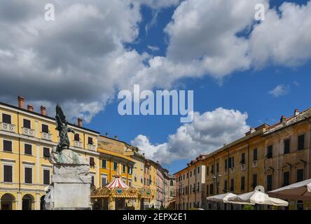 Vue à angle bas de la Piazza Matteotti, la place principale de la vieille ville de Sarzana, avec le Monument aux morts de la première Guerre mondiale, la Spezia, Ligurie, Italie Banque D'Images