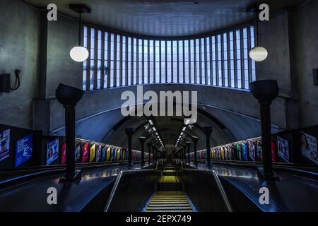 Une station de métro vide de St. John's Wood à Londres pendant le confinement. Banque D'Images