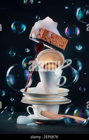 Vaisselle sale et tasses à café avec des éponges et des bulles, concept de beauté banale Banque D'Images