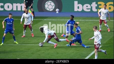 Nicolas Pepe (à gauche) d'Arsenal est fouillé par Wilfred Ndidi (au centre) de Leicester City, ce qui donne un coup de pied libre juste à l'extérieur de la boîte à la suite d'un commentaire du VAR lors du match de la Premier League au King Power Stadium de Leicester. Date de la photo: Dimanche 28 février 2021. Banque D'Images