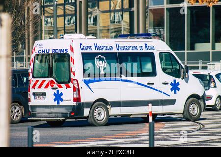 Reims France 27 février 2021 Ambulance traversant les rues de Reims pendant la pandémie du coronavirus qui touche la France Banque D'Images