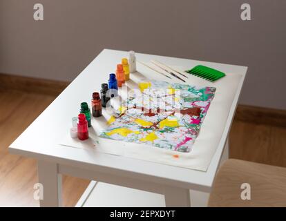 Peintures et outils pour la peinture dans la technique d'Ebru sur table Banque D'Images