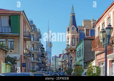 Rue dans le centre de la vieille ville densément peuplée de voitures et de bâtiments. Batumi, Géorgie : 2018-10-12 Banque D'Images