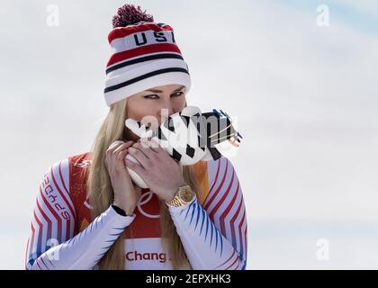 Lindsey Vonn embrasse Soohorang, la mascotte officielle des Jeux Olympiques d'hiver de 2018, lors de la cérémonie de venue après avoir remporté la médaille de bronze dans la colline des femmes au Centre alpin de Jeongseon en Corée du Sud le mercredi 21 février 2018. (Photo par Carlos Gonzalez/Minneapolis Star Tribune/TNS/Sipa USA)