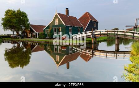 Fromagerie Catharina hoeve à Zaanse Schans pendant l'été avec des réflexions dans l'eau, Zaanstad, pays-Bas Banque D'Images
