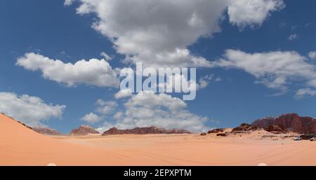 Désert de Wadi Rum (vue panoramique) Également connu sous le nom de la vallée de la Lune est un vallée coupée dans la roche de grès et de granit dans le sud Jordan 60 km à Banque D'Images