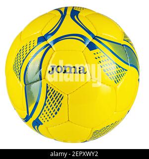 Ukraine, Kiev - août 26. 2020: Ballon de football de l'équipe nationale de l'Ukraine marque Joma isolé sur fond blanc . Le fichier contient un chemin d'écrêtage Banque D'Images