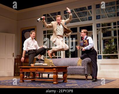 l-r: Julian Ovenden (John), Geoffrey Streatfeild (Daniel), Jonathan Broadbent (Guy) dans MA NUIT AVEC REG par Kevin Elyot à l'Apollo Theatre, Londres W1 23/01/2015 a Donmar Warehouse 2014 conception de production: Peter McMacintosh éclairage: Paul Pyant réalisateur: Robert Hastie Banque D'Images