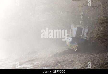 Drake's Pool, Crosshaven, Cork, Irlande. Un vieux bateau de pêche s'est propagée contre le groupe de la rivière un matin brumeux à Drake's Pool, Crossaven, Co. Cork, Irlande. - crédit; David Creedon / Alamy Live News Banque D'Images