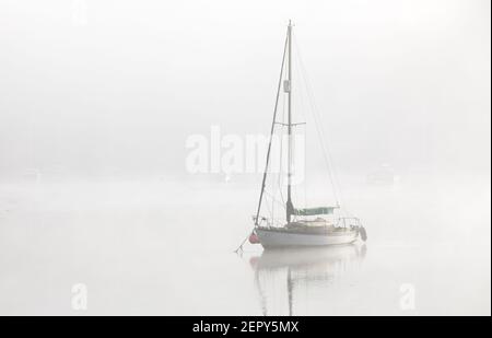 Drake's Pool, Crosshaven, Co. Cork, Irlande. 28 février 2021. Le yacht Sea Swallow amarré dans le brouillard à Drake's Pool, Crosshaven, Co. Cork, Irlande. - crédit; David Creedon / Alamy Live News Banque D'Images