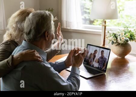 Couple de grands-parents matures parlant à des enfants et petits-enfants Banque D'Images