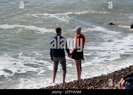 Les gens qui profitent du soleil sur la plage de Brighton à Sussex. Date de la photo: Dimanche 28 février 2021. Banque D'Images