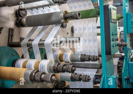 Production de ruban adhésif.Fabrication de ruban d'emballage. Machine à cercler pour la ligne d'emballage d'Industrail, machine moderne pour la ligne d'emballage en usine, Ind Banque D'Images