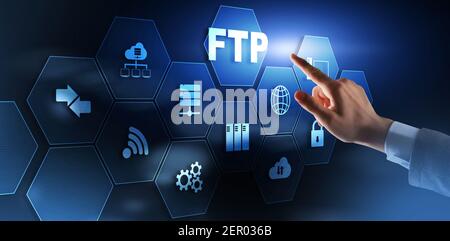 Main d'homme d'affaires touchant l'inscription FTP. Concept de technologie multimédia mixte.