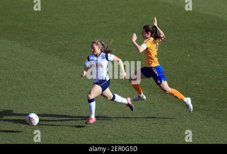 Angela Addison, de Tottenham Hotspur, s'éloigne de Danielle Turner, de Everton, lors du match de Super League féminin de la FA au stade Hive, Barnett. Date de la photo: Dimanche 28 février 2021. Banque D'Images