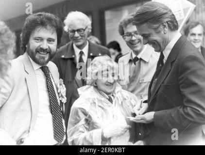 RESPONSABLE DE LA REPRISE APRÈS SINISTRE SDP. DAVID OWEN FAIT CAMPAGNE DANS LE QUARTIER COMMERÇANT DE PALMERSTON ROAD À PORTSMOUTH AVEC LE CANDIDAT À L'ÉLECTION PARTIELLE MIKE HANCOCK À PORTSMOUTH SOUTH. 1984 PIC MIKE WALKER, M. ET Y. PORTSMOUTH. Banque D'Images