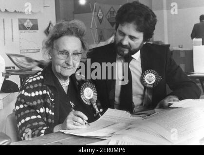 CANDIDAT DU SDP POUR L'ÉLECTION PARTIELLE P[ORTSMOUTH SOUTH MIKE HANCOCK AVEC UN TRAVAILLEUR DU PARTI GLADYS ALDWORTH-BIGGS, 91 ANS. PIC MIKE WALKER, M. ET Y PORTSMOUTH 1984 Banque D'Images