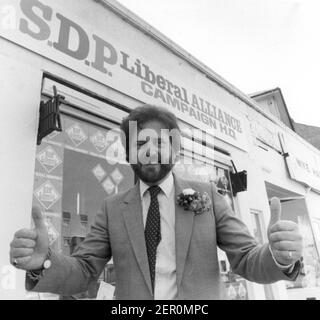 LE CANDIDAT DU SDP MIKE HANCOCK CÉLÈBRE LA VICTOIRE À L'ÉLECTION PARTIELLE DE PORTSMOUTH SUD. 1984 PIC MIKE WALKER, M. ET Y. PORTSMOUTH. Banque D'Images