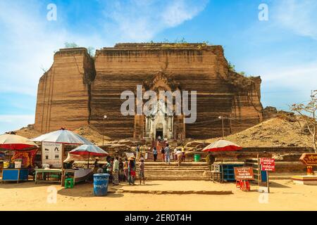 10 février 2016 : pagode Mingun Pahtodawgyi, un monument incomplet stupa à Mingun, Myanmar, birmanie. C'était le reste d'un pro de construction massive Banque D'Images