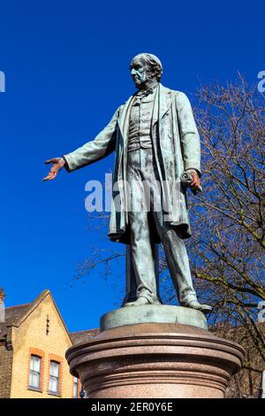 Statue du politicien William Ewart Gladstone par le sculpteur irlandais Albert Bruce-Joy devant l'église Bow à Bow, Tower Hamlets, Londres, Royaume-Uni Banque D'Images