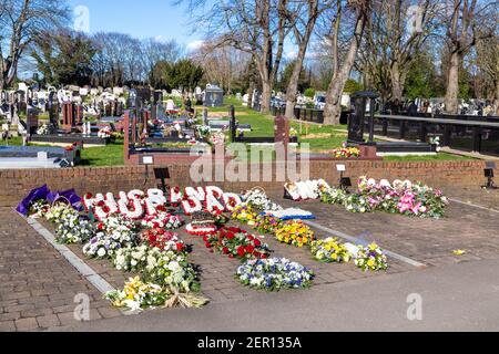 Arrangements floraux en hommage posés au crématorium et au cimetière de l'est de Londres près de West Ham à Newham, Londres, Royaume-Uni Banque D'Images