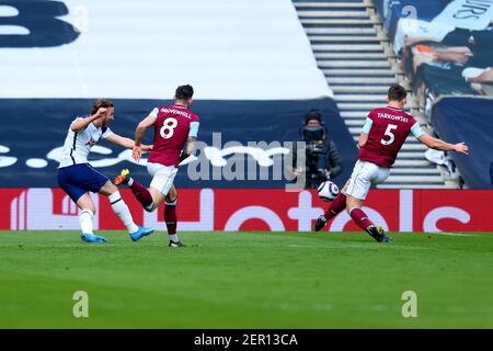 Stade Tottenham Hotspur, Londres, Royaume-Uni. 28 février 2021. English Premier League football, Tottenham Hotspur versus Burnley; Harry Kane de Tottenham Hotspur tire et enregistre 2-0 dans la 15e minute crédit: Action plus Sports/Alay Live News Banque D'Images