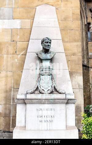 Buste de Lord Northcliffe par Sir Edwin Lutyens à St Dunstan dans l'église ouest sur Fleet Street, Londres, Royaume-Uni Banque D'Images