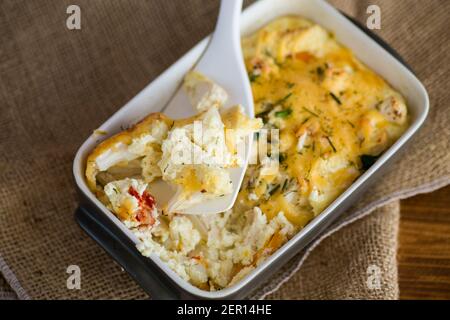 chou-fleur cuit avec filet de poulet et légumes nappés de fromage dans un moule en céramique Banque D'Images