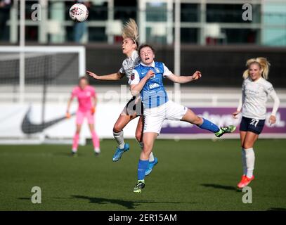 Emily Murphy de Birmingham City (à droite) et Steph Houghton de Manchester City (à gauche) se battent pour le ballon dans les airs pendant le match de Super League féminin FA au stade Sportnation.Bet, Solihull. Date de la photo: Dimanche 28 février 2021. Banque D'Images