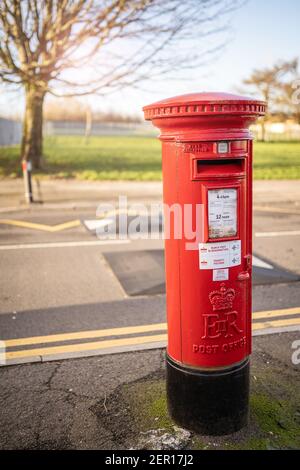 SWANSEA, Royaume-Uni - 25 FÉVRIER 2021 : boîte pilier britannique rouge traditionnelle, boîte postale autonome pour lettres dans une rue du pays de Galles, Royaume-Uni Banque D'Images