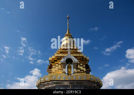 Belle pagode chedi stupa de Wat Phra que Doi Saket Ou Phrathat Doi Saket temple pour les thaïlandais et étrangers les voyageurs visitent et respectent les rp Banque D'Images