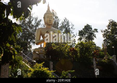 Grande statue d'image de bouddha d'or de Wat Phra que Doi Saket ou Phrathat Doi Temple Saket pour le peuple thaïlandais et les voyageurs étrangers se rendent visite et respectent Banque D'Images