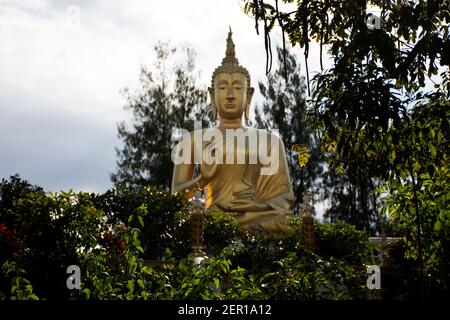 Grande statue d'image de bouddha d'or de Wat Phra que Doi Saket ou Phrathat Doi Temple Saket pour le peuple thaïlandais et les voyageurs étrangers se rendent visite et respectent Banque D'Images