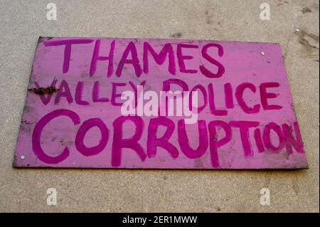 Aylesbury, Buckinghamshire, Royaume-Uni. 26 février 2021. Un message de corruption de la Thames Valley police au camp. Suite à l'expulsion partielle de manifestants HS2 anti HS2 de Poor's Piece à Steeple Claydon cette semaine, un certain nombre de manifestants auraient été violemment agressés par des huissiers travaillant pour HS2. Les Wendover résistance active W.A.R contre le camp HS2 près de Wendover ont mis d'autres signes en dehors de leur camp pour protester contre la brutalité. Un manifestant a reçu des blessures au visage et un autre a eu son nez cassé. HS2 Ltd a employé les agents de l'équipe nationale d'expulsion pour effectuer cette mission Banque D'Images