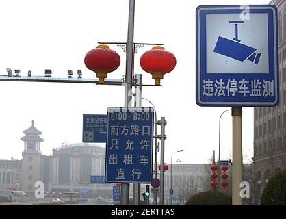 Pékin, Chine. 28 février 2021. Des caméras de télévision en circuit fermé (CCTV) surveillent une intersection dans le centre-ville de Beijing le dimanche 28 février 2021. Les scientifiques chinois ont développé une caméra de reconnaissance faciale de 500 mégapixels quatre fois plus détaillée que l'œil humain, capable d'identifier des individus issus de foules de dizaines de milliers dans les rues ou dans les stades, ce qui a été révélé par des chercheurs du salon international de l'industrie en Chine. On estime actuellement à 200 millions le nombre de caméras de vidéosurveillance que la Chine observe sur ses citoyens. Photo de Stephen Shaver/UPI crédit: UPI/Alay Live News Banque D'Images