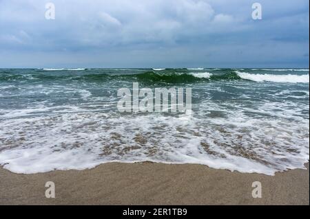 Grandes vagues de la mer. Paysage nuageux sur la mer. La mer est agitée. Banque D'Images