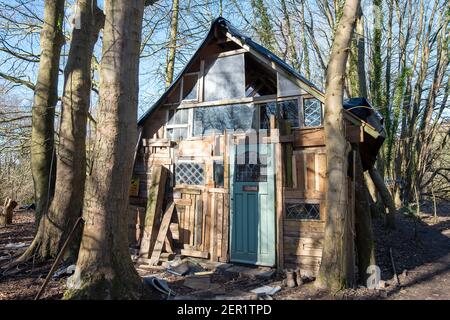 Aylesbury, Buckinghamshire, Royaume-Uni. 26 février 2021. Suite à l'expulsion partielle de manifestants HS2 anti HS2 de Poor's Piece à Steeple Claydon cette semaine, un certain nombre de manifestants auraient été violemment agressés par des huissiers travaillant pour HS2. Les Wendover résistance active W.A.R contre le camp HS2 près de Wendover ont mis d'autres signes en dehors de leur camp pour protester contre la brutalité. Un manifestant a reçu des blessures au visage et un autre a eu son nez cassé. HS2 Ltd a employé les agents de l'équipe nationale d'expulsion pour effectuer les expulsions. Une équipe spéciale de la Thames Valley police sont Banque D'Images