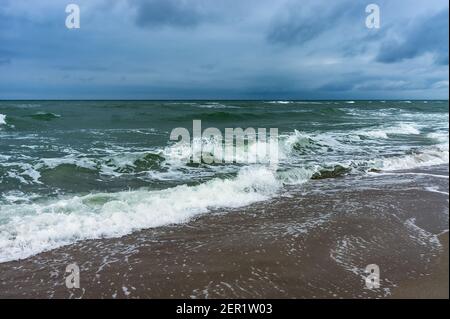 Grandes vagues de la mer. Paysage nuageux sur la mer. La mer est agitée. Banque D'Images