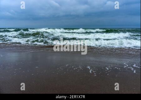 Grandes vagues de la mer. Paysage nuageux sur la mer. La mer est agitée. Banque D'Images