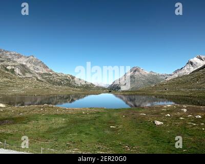 Vue panoramique sur le Lago Bianco au col de la Bernina, Engadine, Grisons, Suisse Banque D'Images