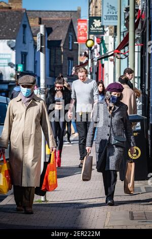 Oxford, Oxfordshire, Royaume-Uni. 28 février 2021. Temps ensoleillé à Oxford. Les gens sont dehors sur Walton Street Jericho. Credit: Sidney Bruere/Alay Live News Banque D'Images