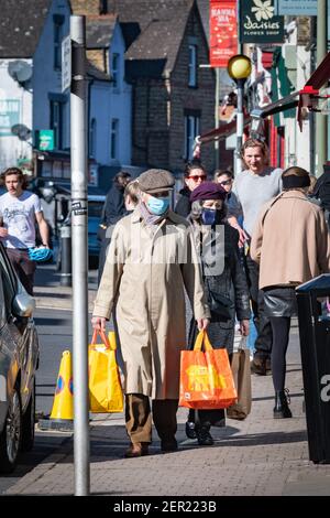 Oxford, Oxfordshire, Royaume-Uni. 28 février 2021. Temps ensoleillé à Oxford. Les gens sont dehors sur Walton Street Jericho. Credit: Sidney Bruere/Alay Live News Banque D'Images